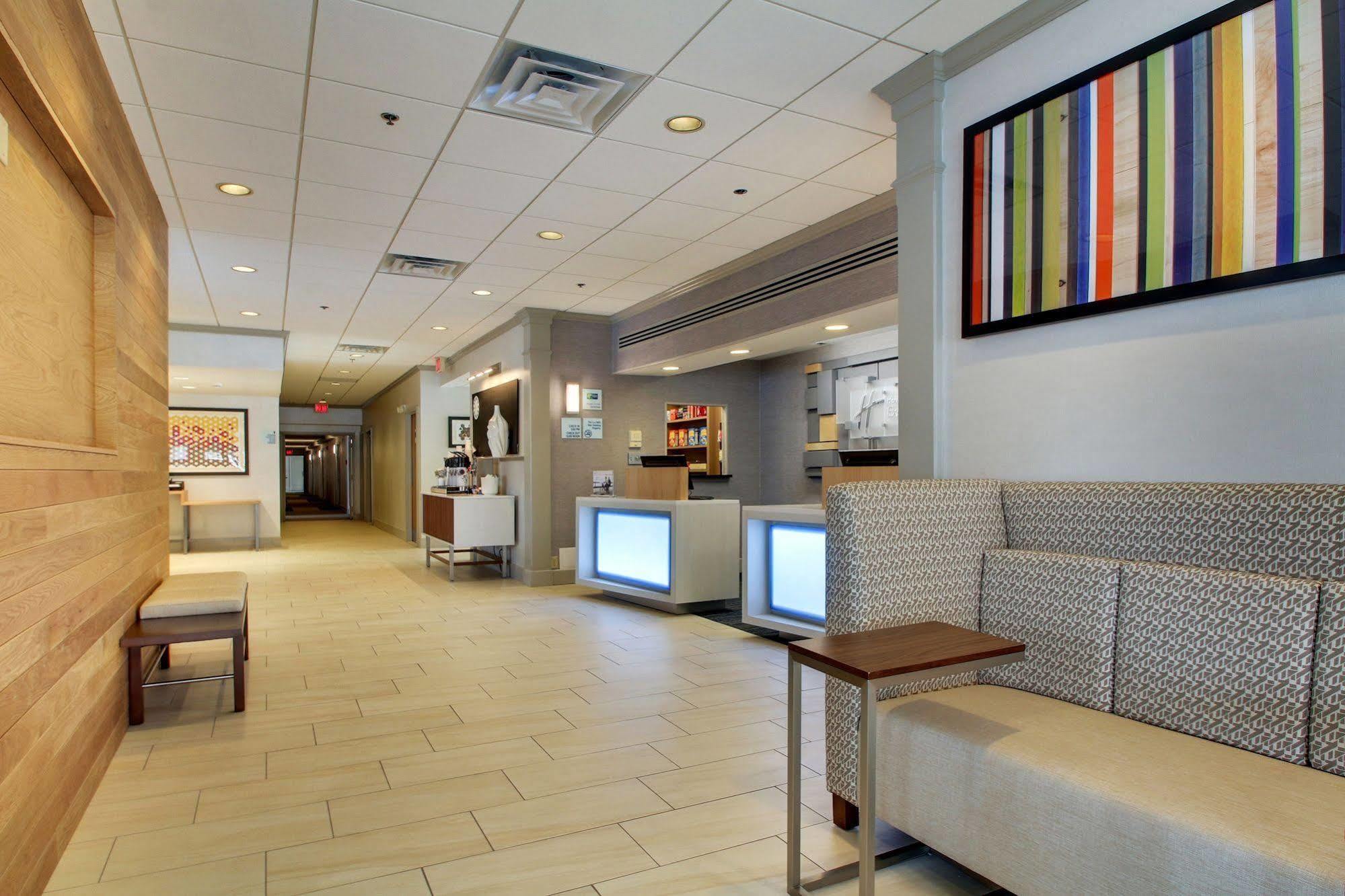 Holiday Inn Express Poughkeepsie By Ihg Exterior foto